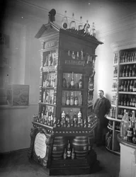 Ladenauslage von Wein und Likören, ca. 1893